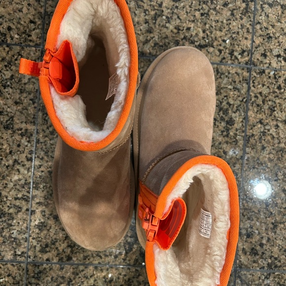 Ugg side zip boot, size 9.  Chestnut with orange tabs.  Great condition. - Picture 6 of 8